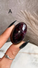 Load image into Gallery viewer, Garnet Shivas