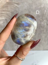 Load image into Gallery viewer, blue flash moonstone, flashy moonstone and sunstone palm stone, variant d