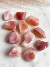 Load image into Gallery viewer, Apricot Agate Tumble Set - Banded